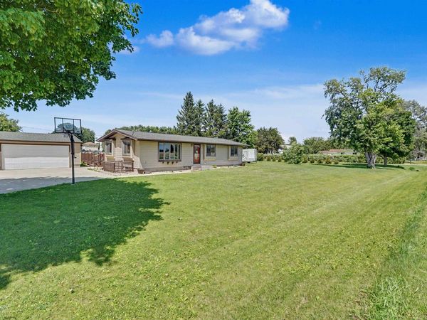 6160 W Mt. Vernon Road, Cedar Falls, IA 50613