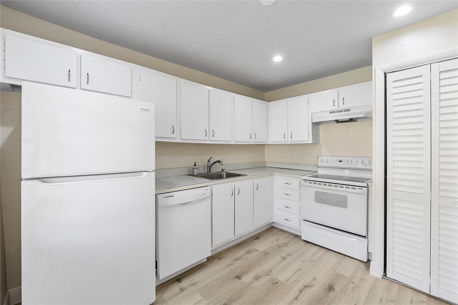 21542 Juego Circle, Unit 27h, Boca Raton, FL 33433 Photo