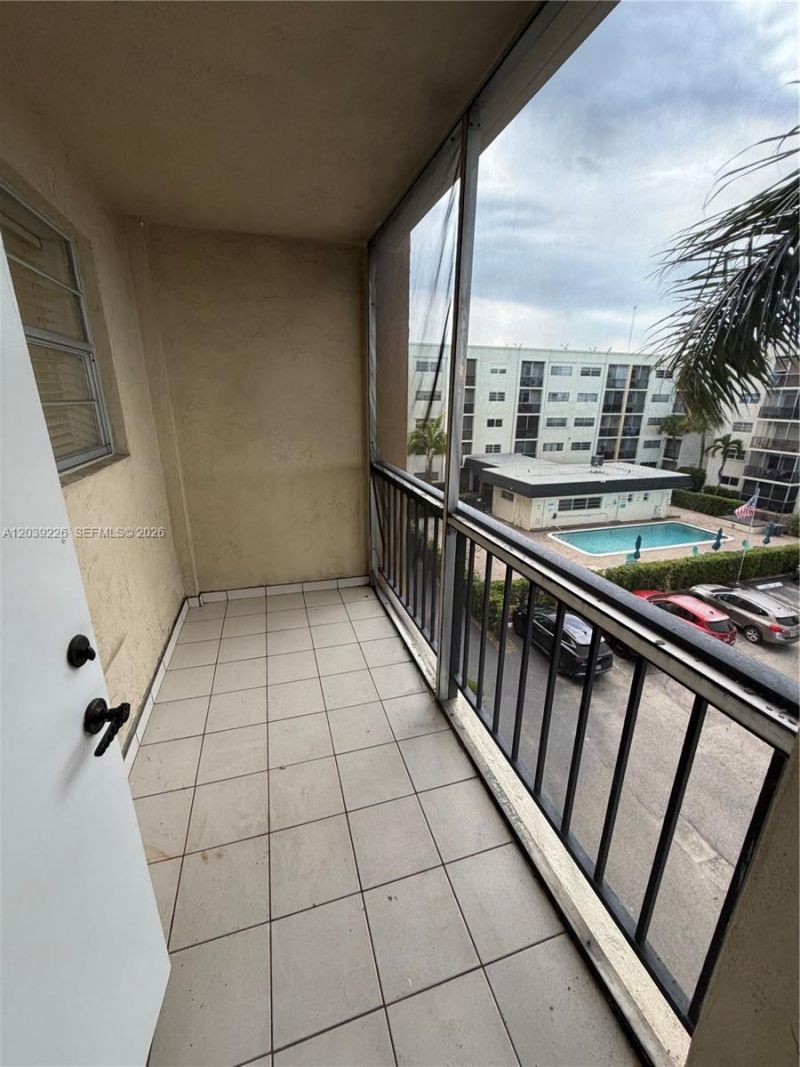 220 SW 9th Ave, Unit 402, Hallandale Beach, FL 33009 Photo