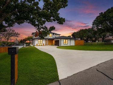 301 Paint Pony Trail N, Fort Worth, TX 76108