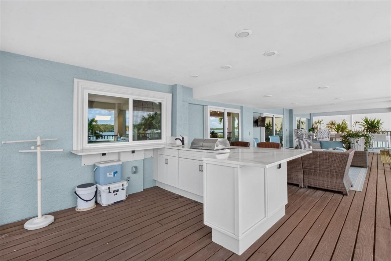 503 Johns Pass Avenue, Madeira Beach, FL 33708 Photo