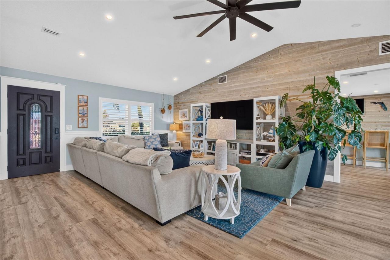 503 Johns Pass Avenue, Madeira Beach, FL 33708 Photo