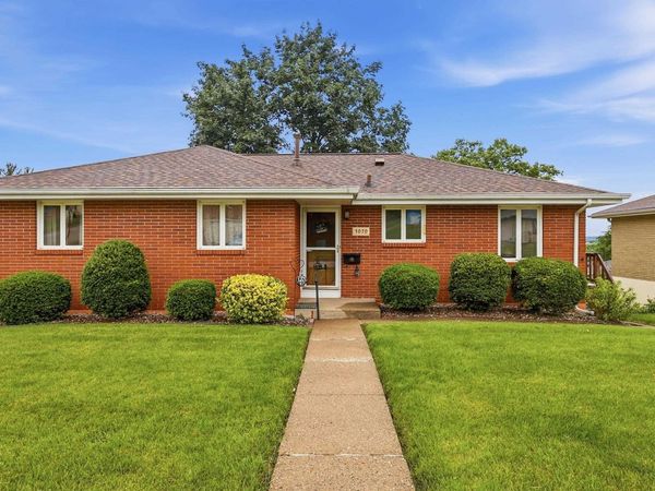 3070 Saint Anne Drive, Dubuque, IA 52001