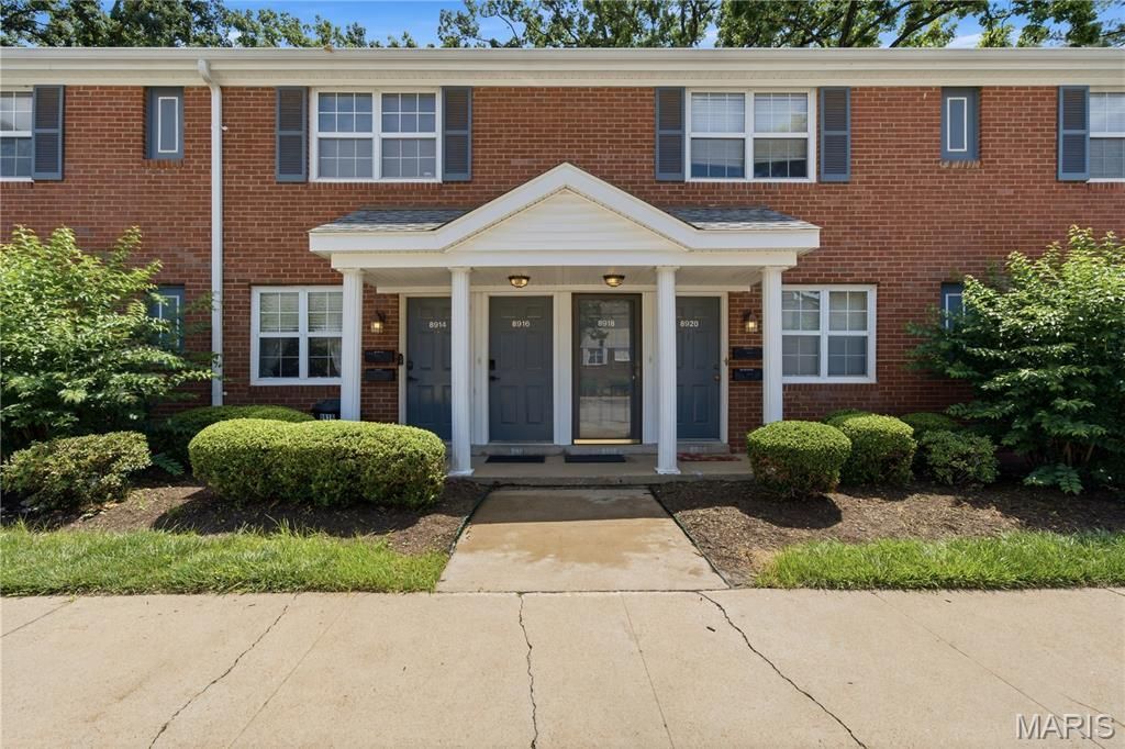 8916 N Swan Circle, Saint Louis, MO 63144 Main Photo
