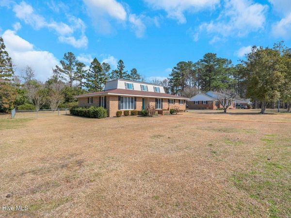 320 Pinecrest Drive , Chadbourn, NC 28431