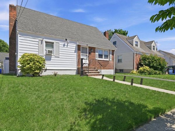 105 N Montague Street , Valley Stream, NY 11580