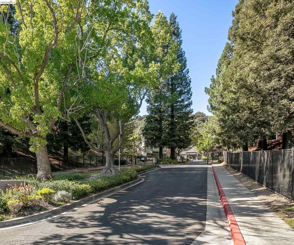 660 Canyon Oaks Dr, Unit B, Oakland, CA 94605 Main Photo