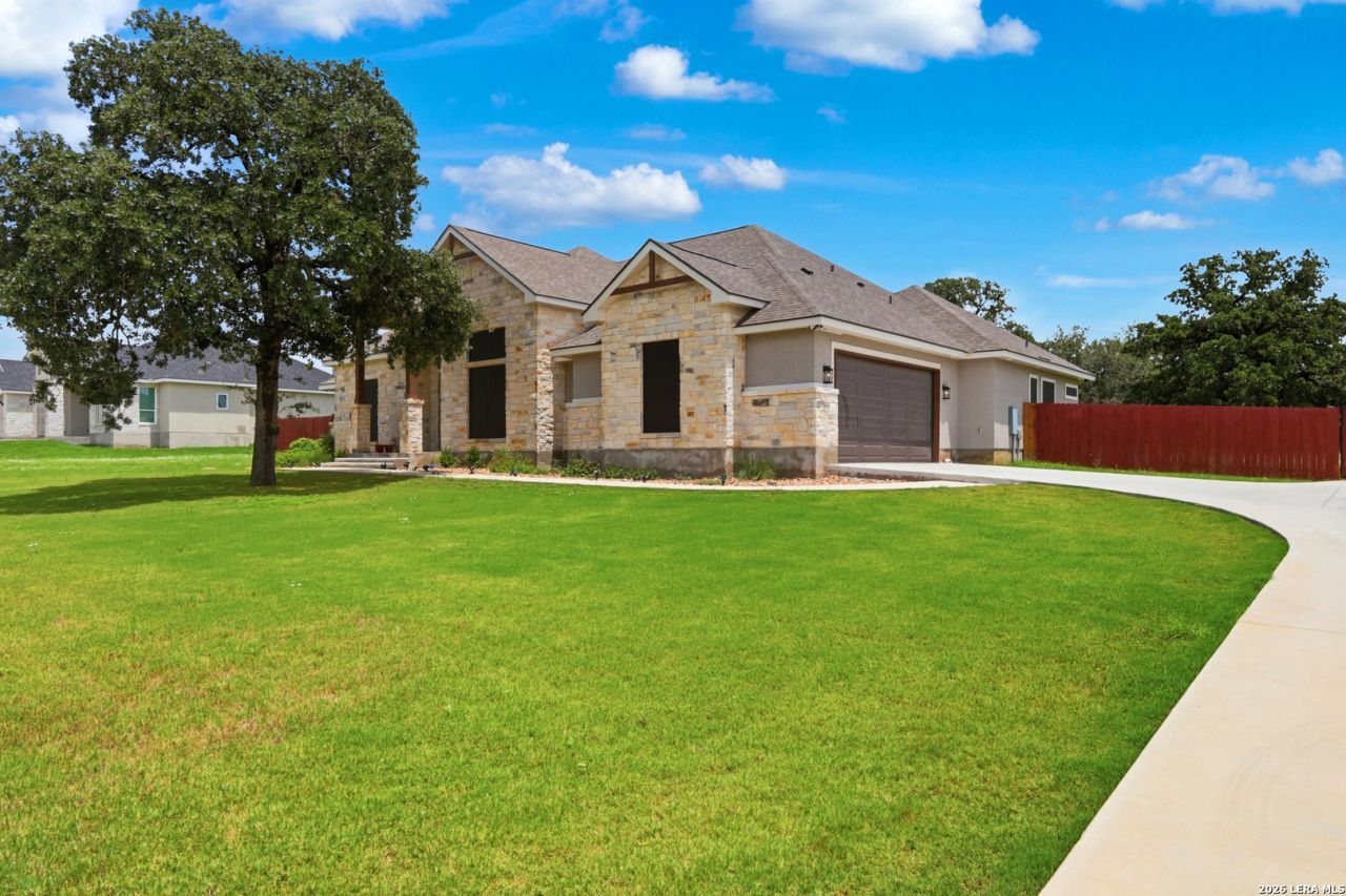 104 Hondo Rdg, La Vernia, TX 78121 Main Photo