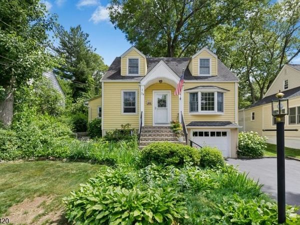 39 Woodlawn Dr, Chatham, NJ 07928
