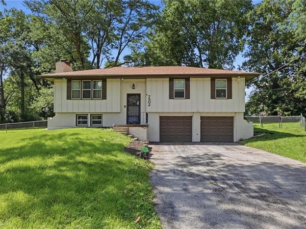 7502 Donal Avenue, Pleasant Valley, MO 64068