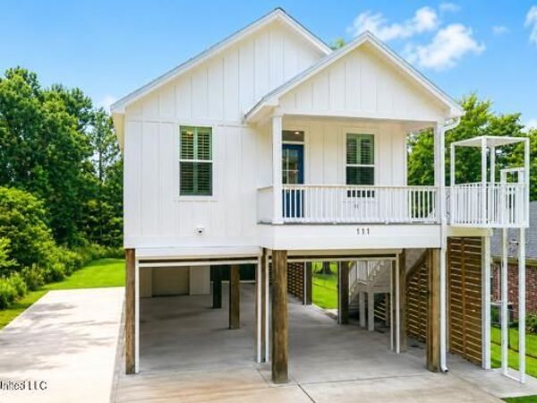 111 North Street, Waveland, MS 39576