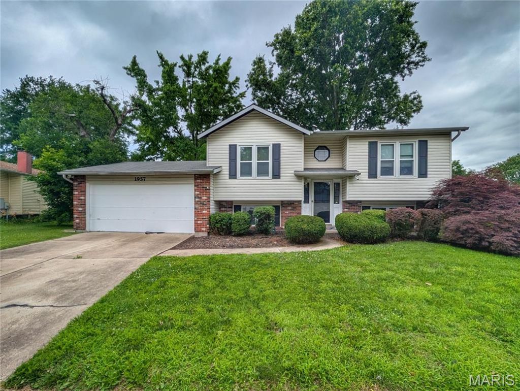 1957 Tealwood Cove Drive, Florissant, MO 63031 Main Photo