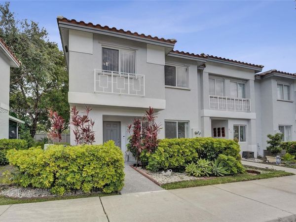 806 NW 208th Way , Pembroke Pines, FL 33029