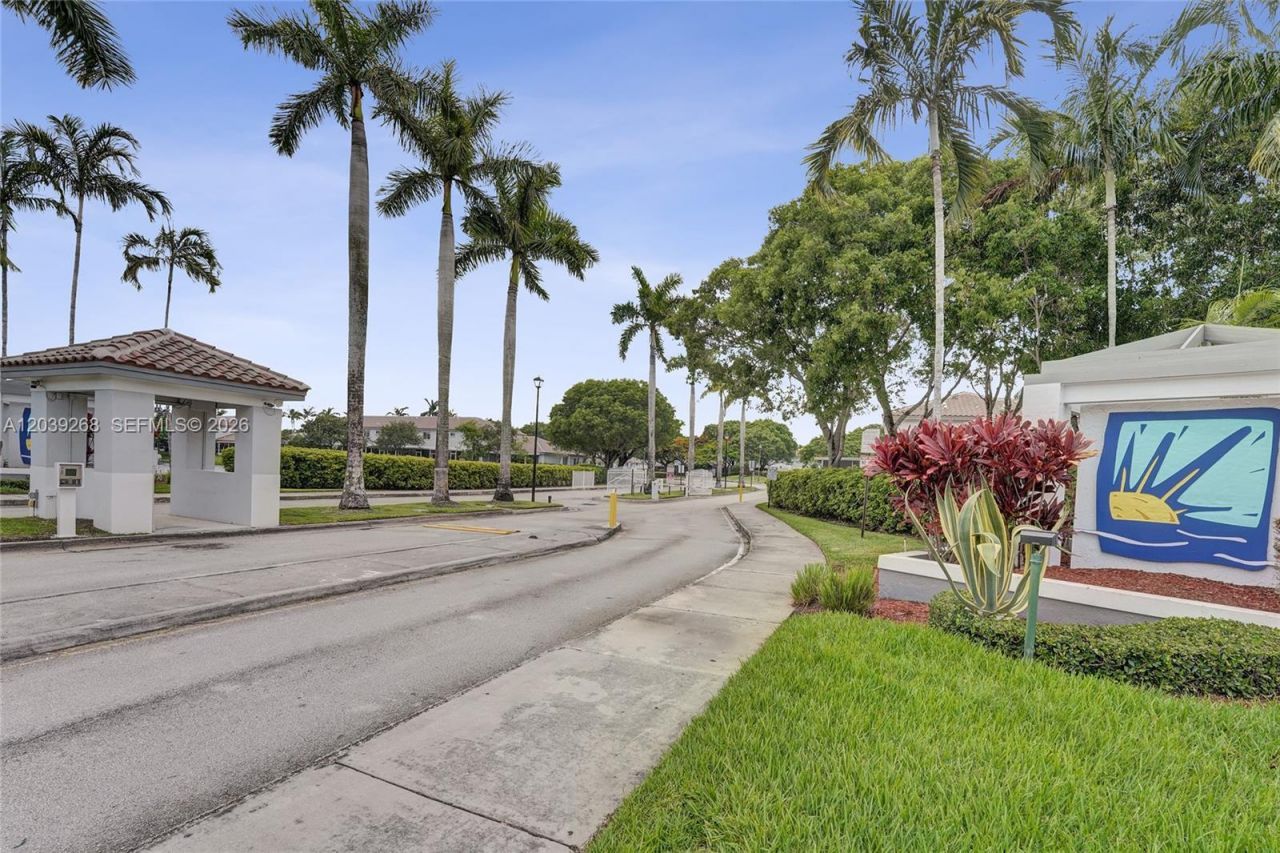 806 NW 208th Way , Pembroke Pines, FL 33029 Photo