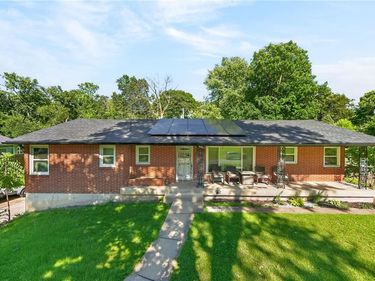 6157 NE Meadowlane Circle, Oakwood Park, MO 64118