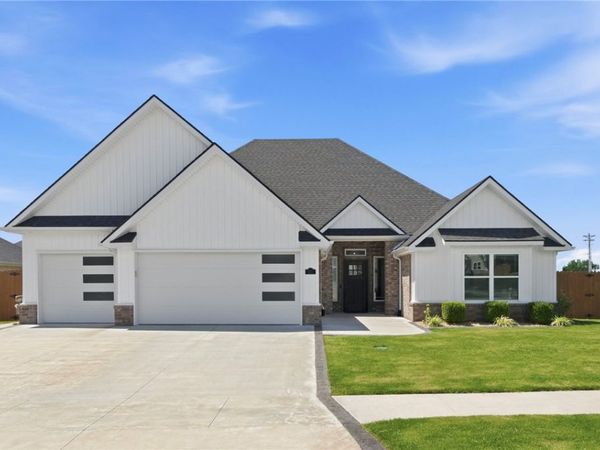 731 Bronco Street , Centerton, AR 72719