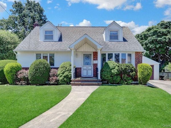 955 Cedar Court, Franklin Square, NY 11010
