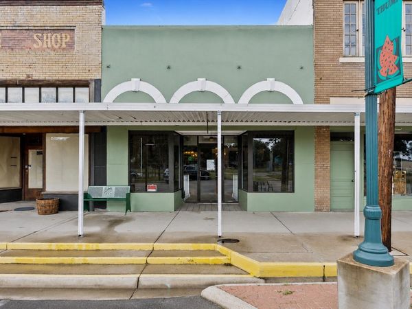 521 E Davis ST, Luling, TX 78648