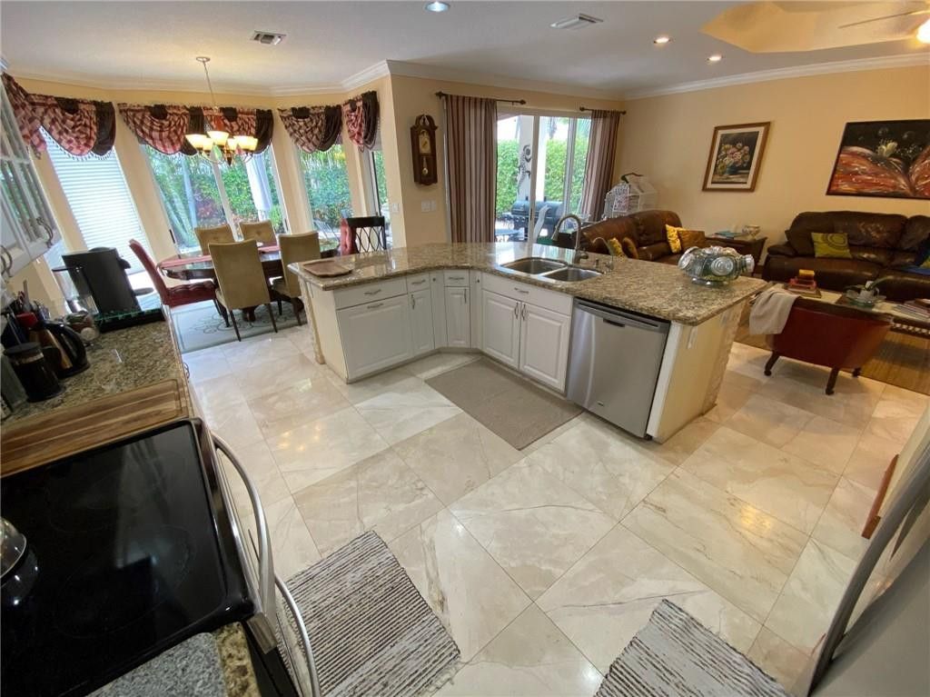 10747 NW 70th Terrace, Doral, FL 33178 Photo