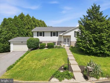 2705 ANDREA DRIVE, ALLENTOWN, PA 18103