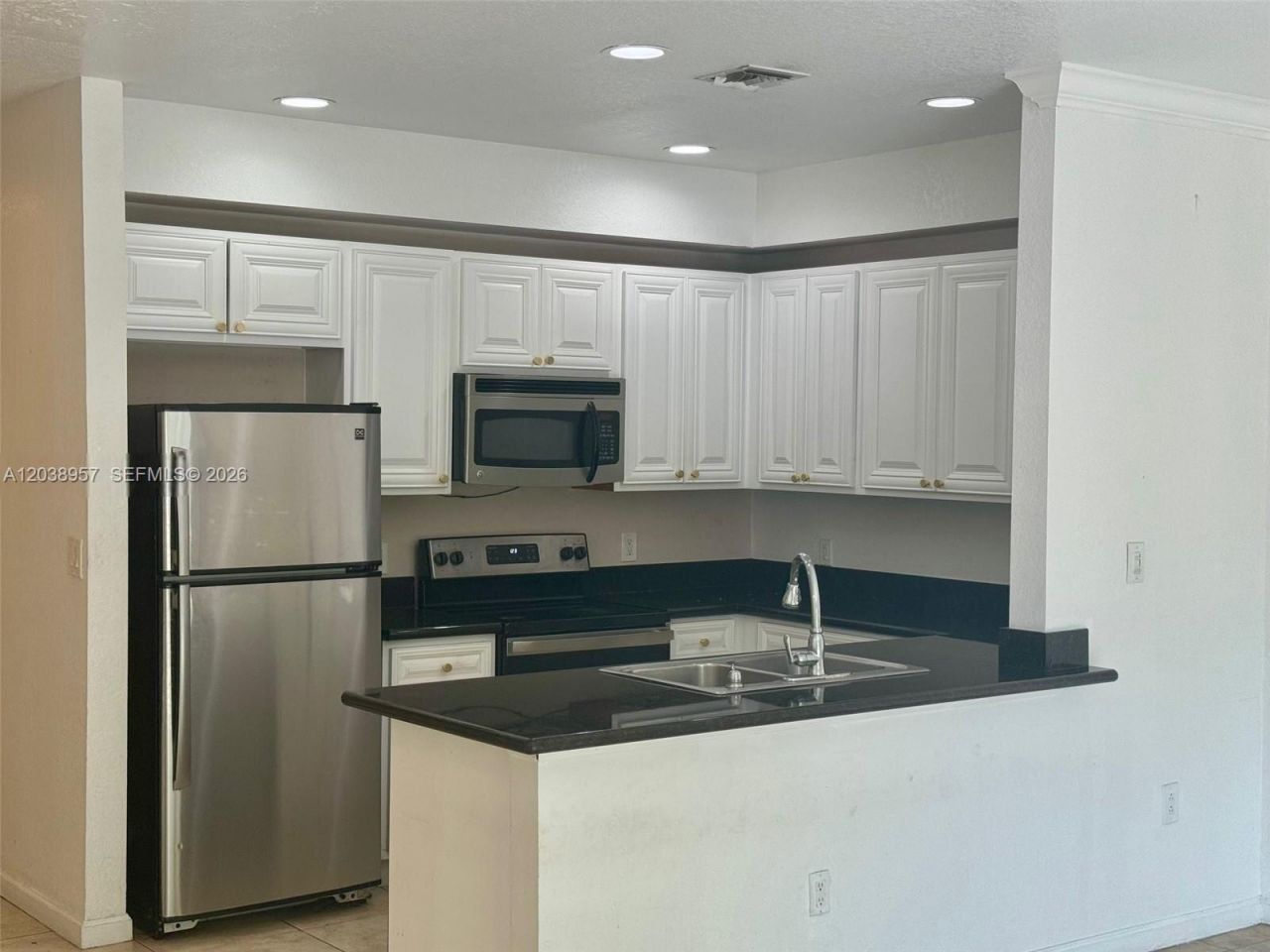 35 SE 3rd Ave, Unit 11, Hallandale Beach, FL 33009 Photo