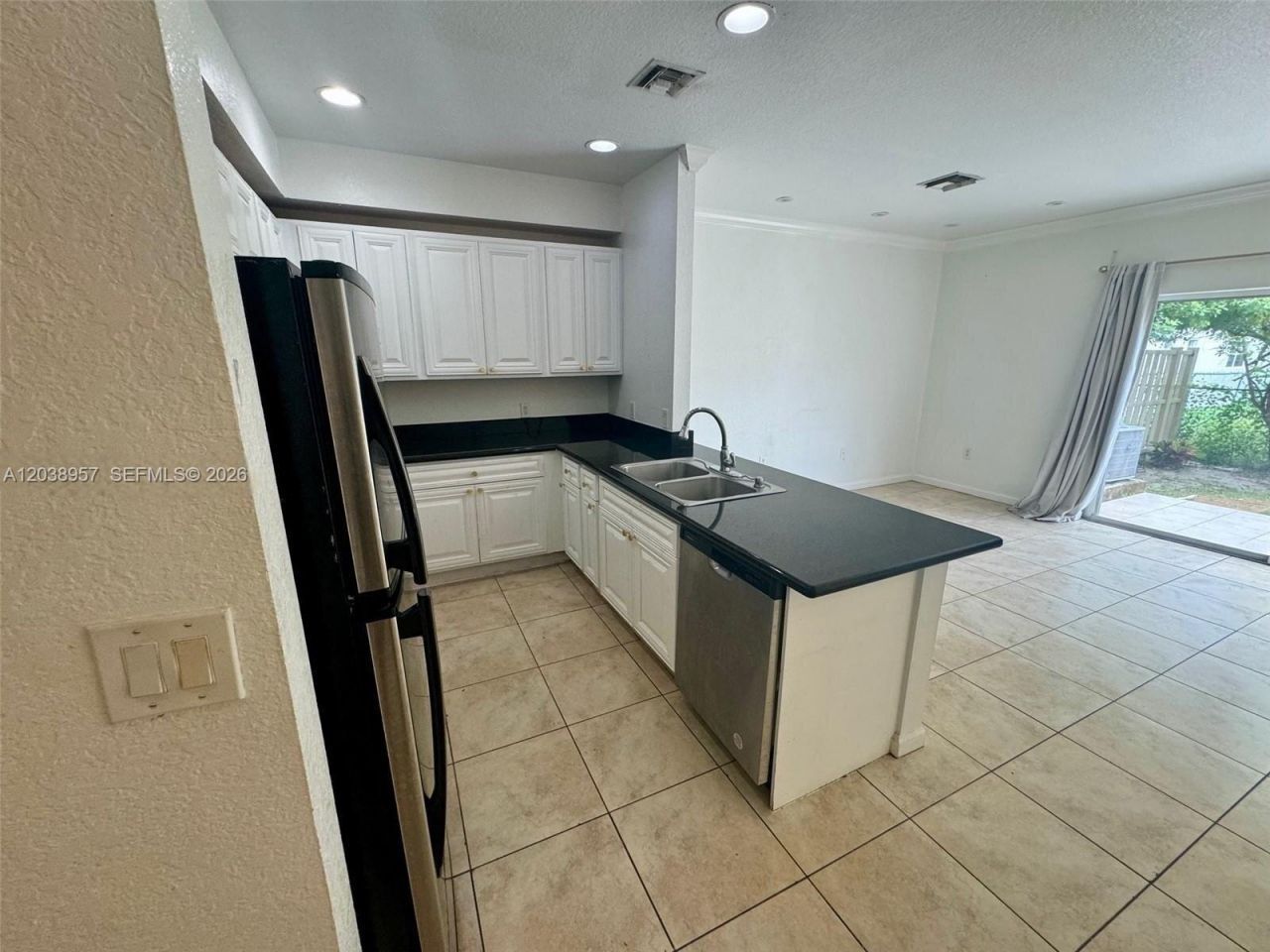 35 SE 3rd Ave, Unit 11, Hallandale Beach, FL 33009 Photo