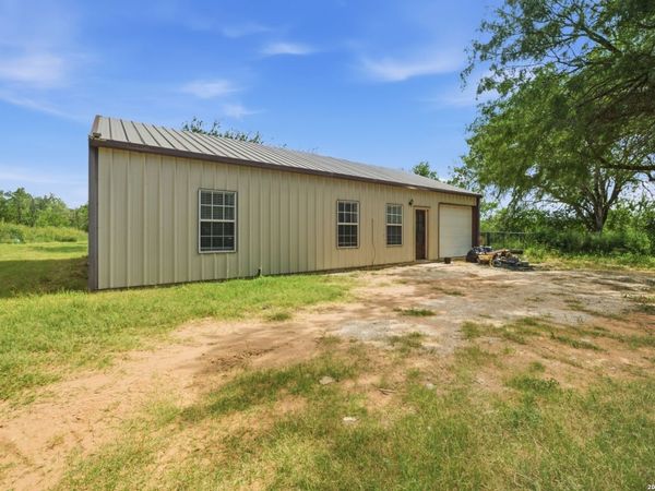 909 County Road 669, Devine, TX 78016