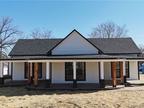 130 Grand Avenue , Eldon, MO 65026