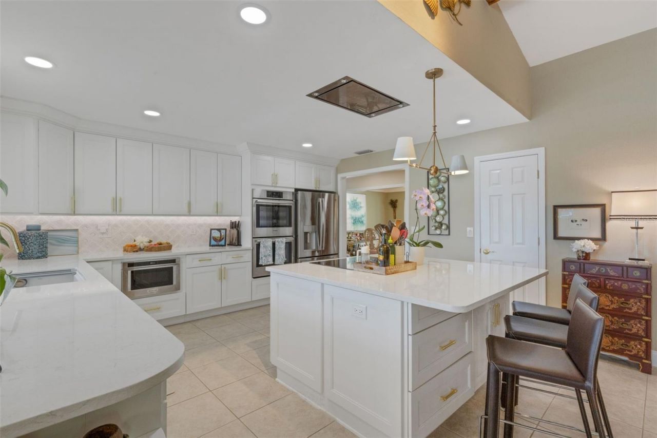 5679 Country Lakes Drive, Unit 7, Sarasota, FL 34243 Photo