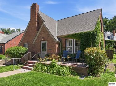 2005 Country Club Avenue, Omaha, NE 68104