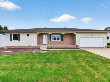 5732 Perry Hills Drive SW, Canton, OH 44706