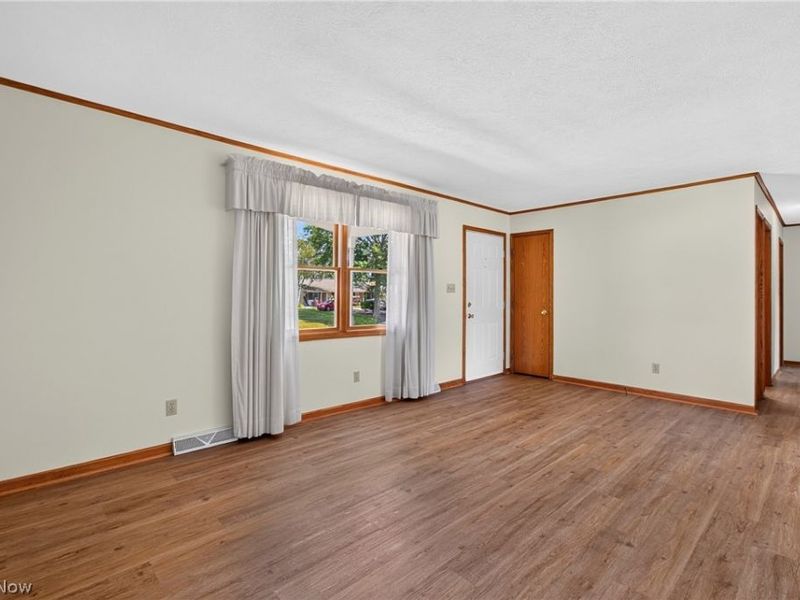 5732 Perry Hills Drive SW, Canton, OH 44706 Photo 10