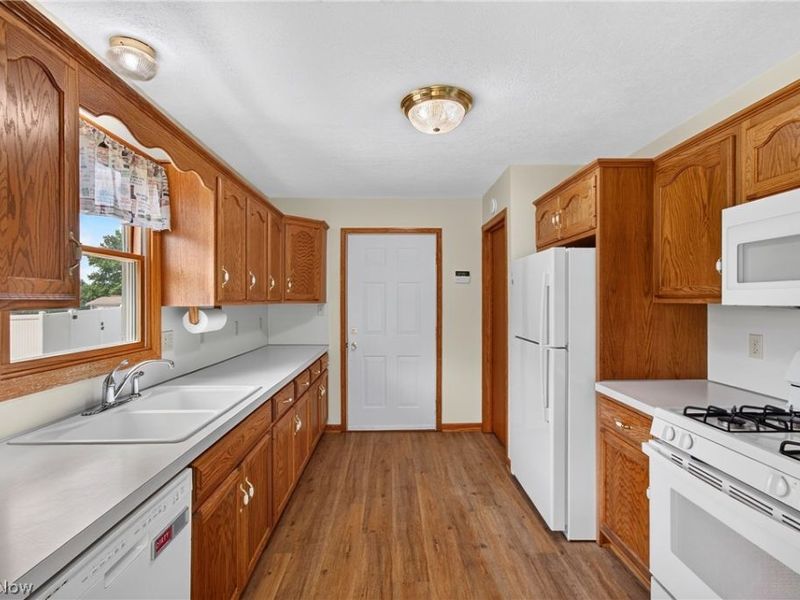 5732 Perry Hills Drive SW, Canton, OH 44706 Photo 13