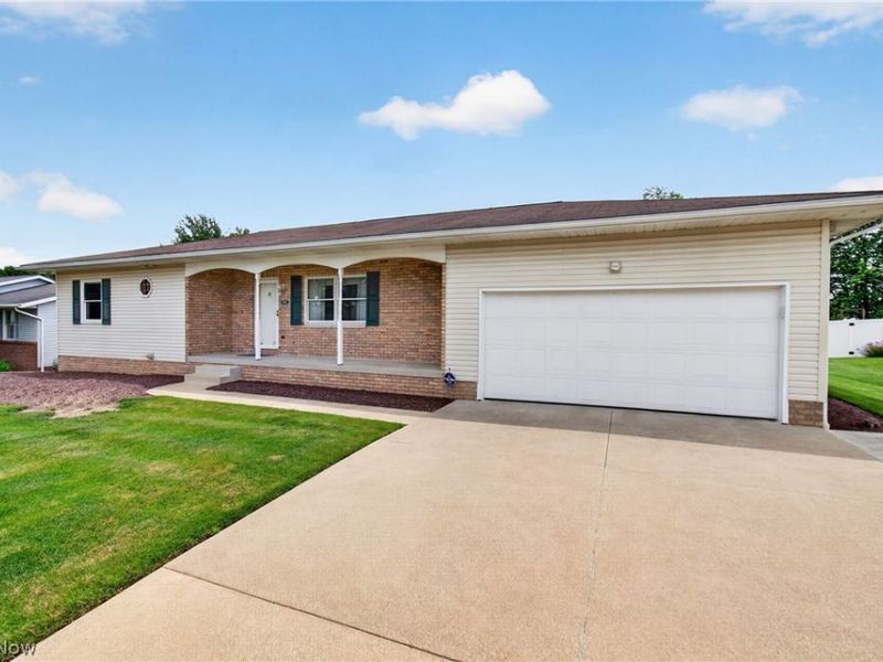 5732 Perry Hills Drive SW, Canton, OH 44706 Photo 2