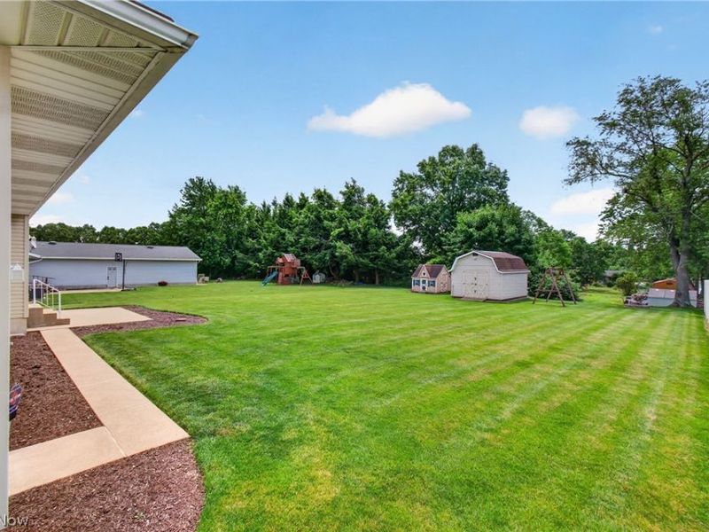 5732 Perry Hills Drive SW, Canton, OH 44706 Photo 4