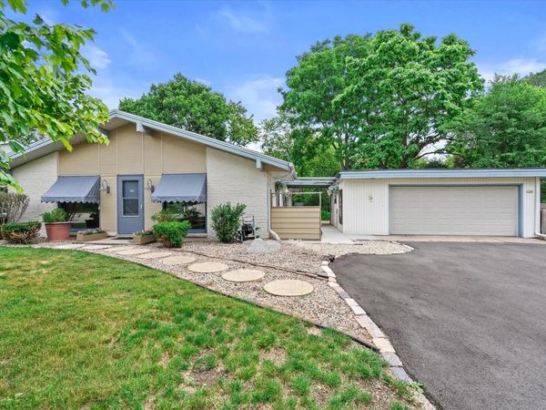 3240 S Hickory ROAD, New Berlin, WI 53151