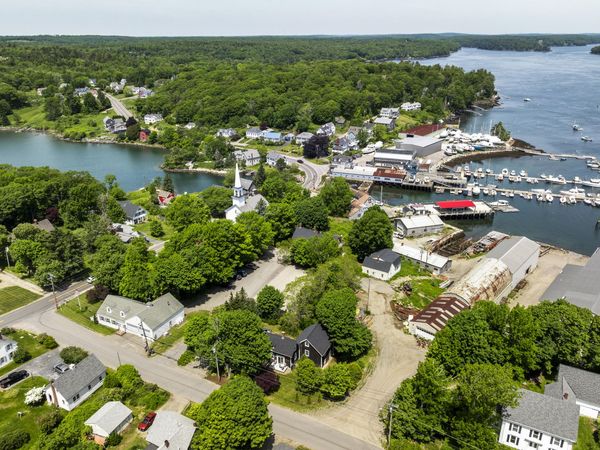 10 School Street , Boothbay, ME 04544