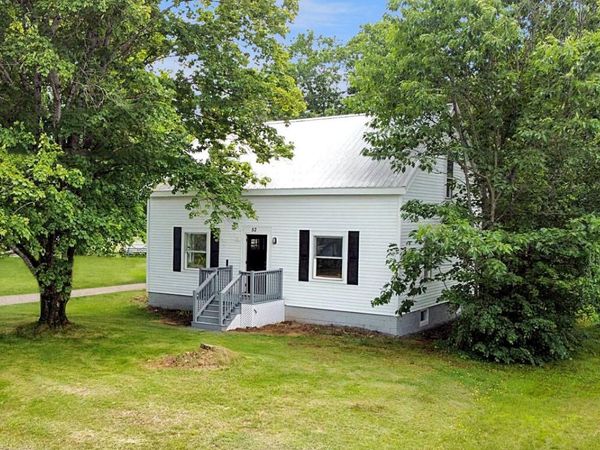 52 Coburn Avenue , Dixfield, ME 04224