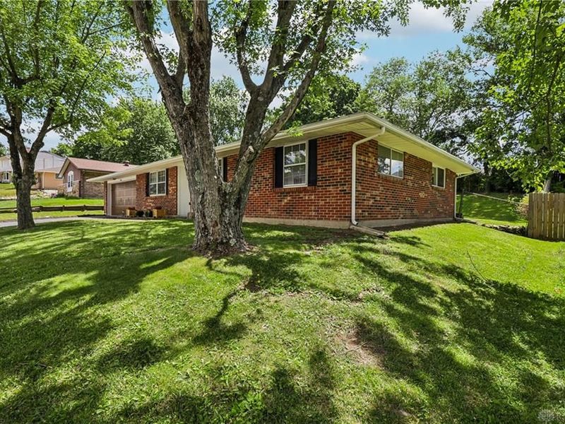 4916 Arrowview Drive, Huber Heights, OH 45424 Photo 2
