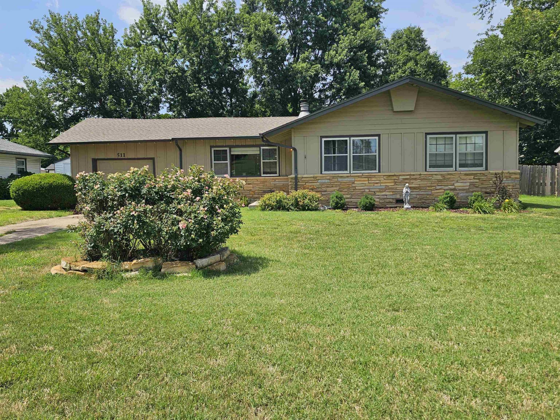 511 N Country Acres Ave, Wichita, KS 67212 Main Photo