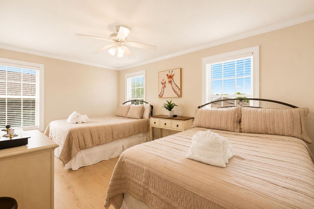 4620 Surf St.  Photo 6
