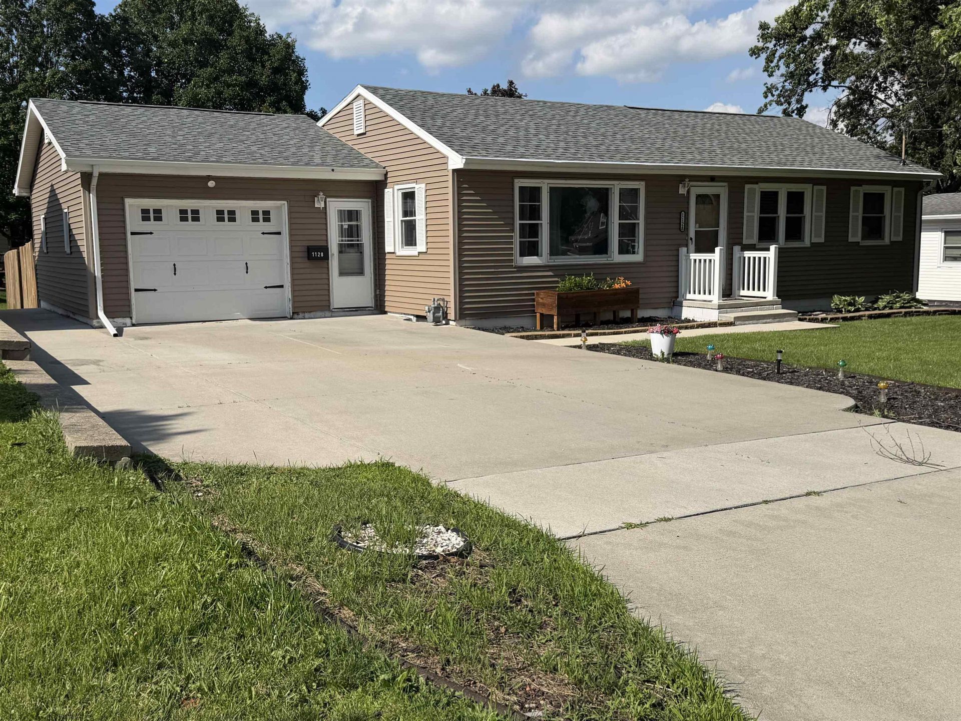 1128 Maynard Avenue, Waterloo, IA 50701 Main Photo