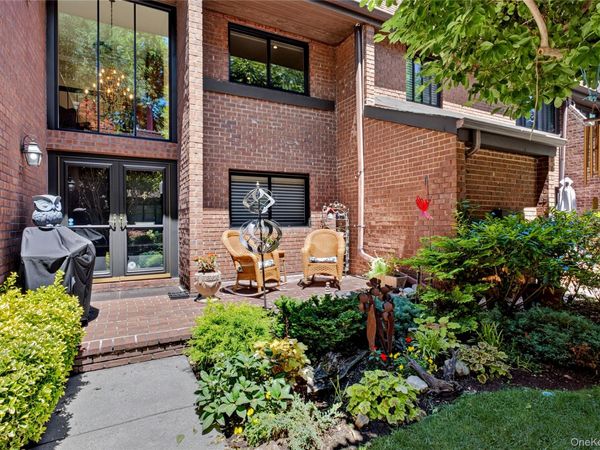 20 Fox Ridge , Roslyn, NY 11576