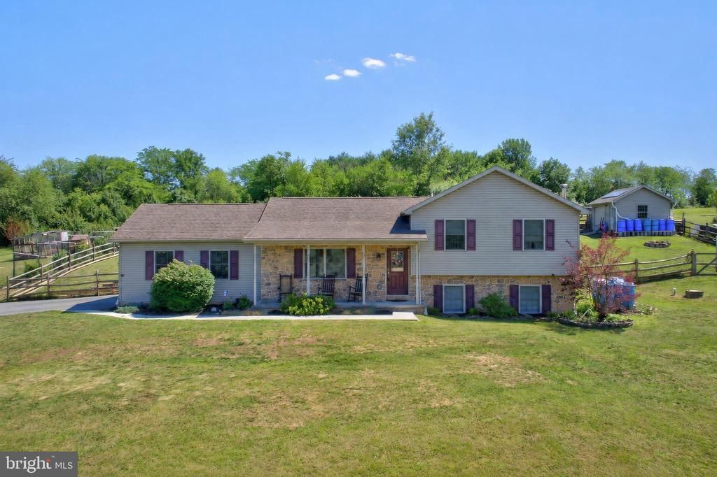 225 N GRANT ROAD , THOMASVILLE, PA 17364