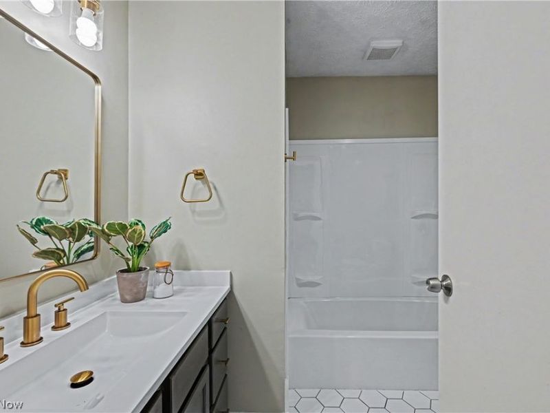 511 Literary Road, Cleveland, OH 44113 Photo 33