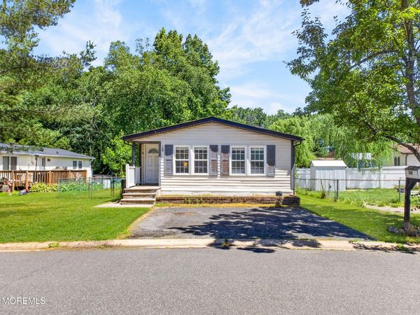 18 Short Oaks Court, Manalapan, NJ 07726