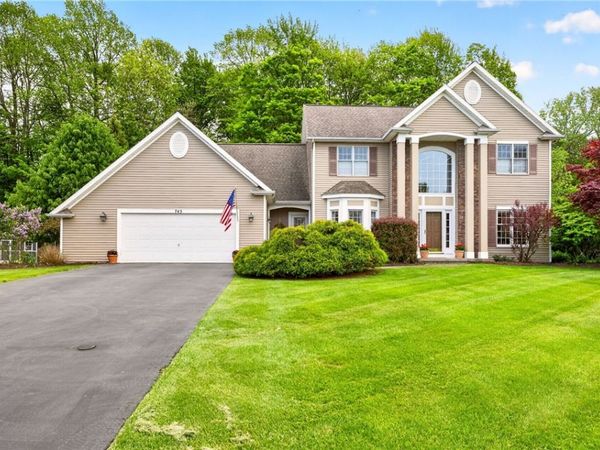 745 Hailey Dr , Webster, NY 14580
