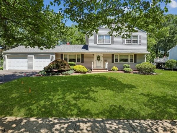 5 Dogwood Ct, East Brunswick, NJ 08816