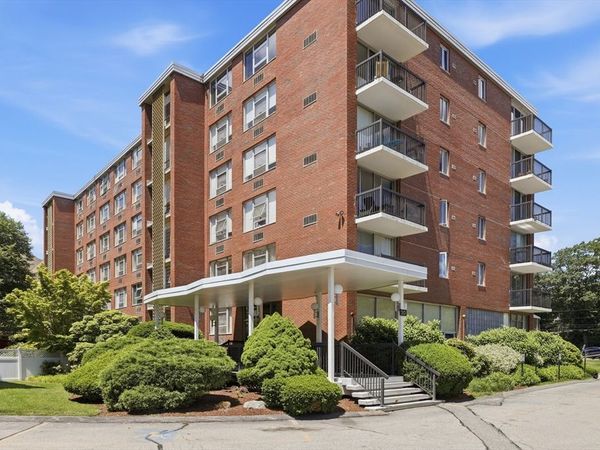 20 Hammond Pond Pkway, Unit 201, Newton, MA 02467