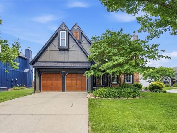 11941 S Cottonwood Drive, Olathe, KS 66062